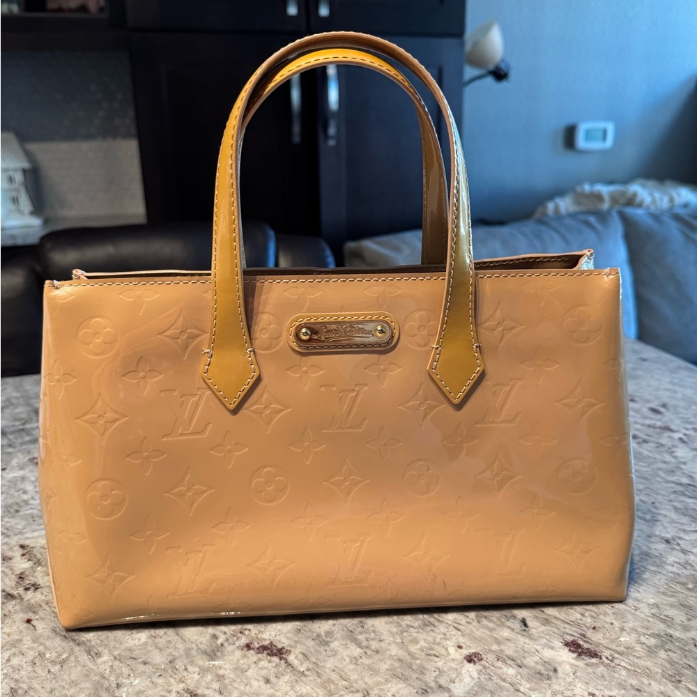 Adorable Authentic LV Wilshire Vernis Beige PM
